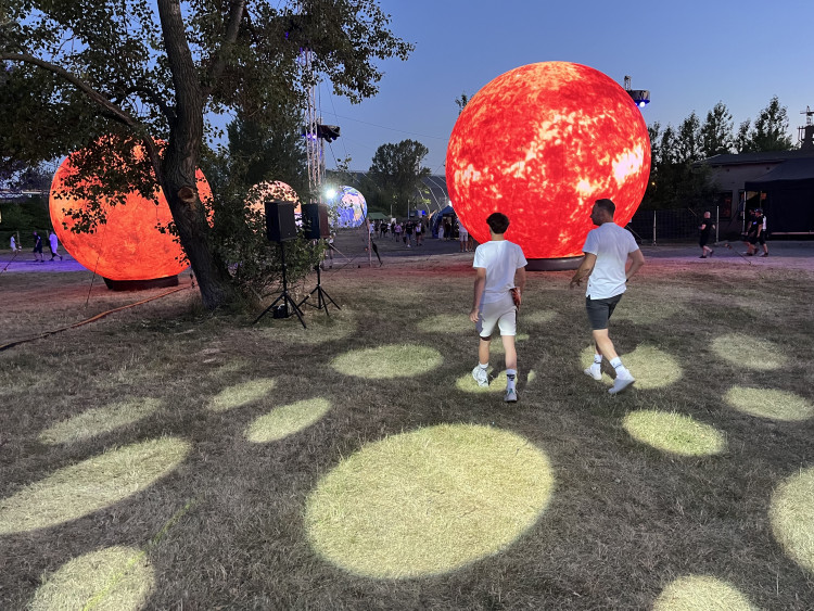 FOTOGALERIE: Beats for Love. Drumy duní pod vyhaslými vysokými pecemi