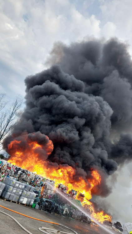 FOTOGALERIE: Požár plastů na Přerovsku zaměstnal deset jednotek hasičů