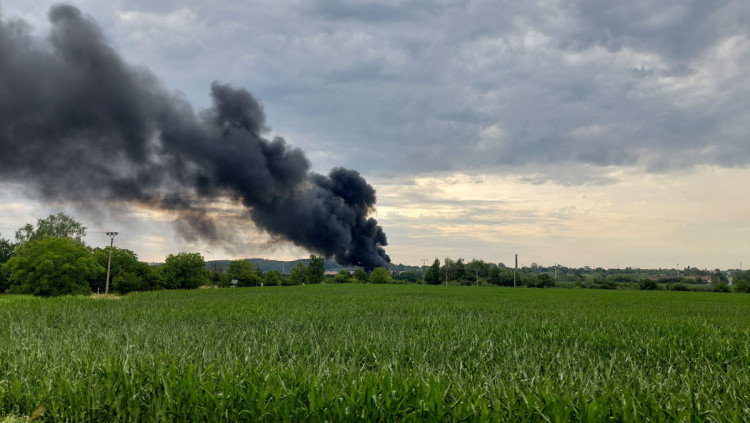 FOTOGALERIE: Požár plastů na Přerovsku zaměstnal deset jednotek hasičů