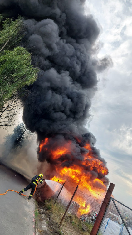 FOTOGALERIE: Požár plastů na Přerovsku zaměstnal deset jednotek hasičů