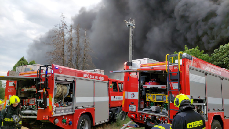 FOTOGALERIE: Požár plastů na Přerovsku zaměstnal deset jednotek hasičů