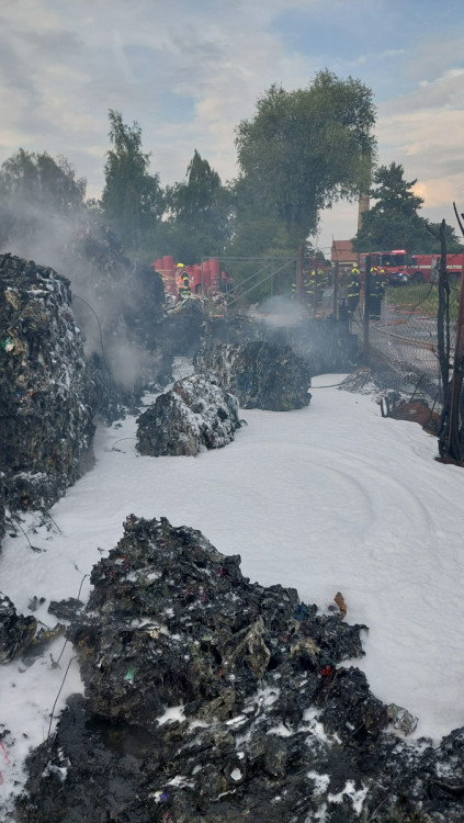 FOTOGALERIE: Požár plastů na Přerovsku zaměstnal deset jednotek hasičů