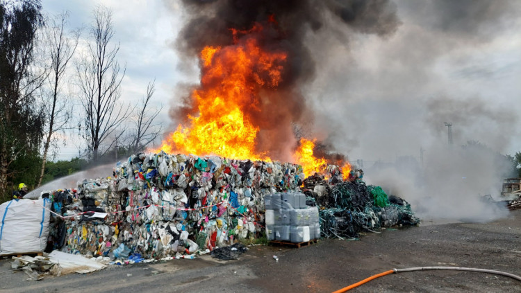 FOTOGALERIE: Požár plastů na Přerovsku zaměstnal deset jednotek hasičů