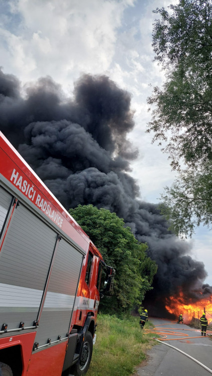 FOTOGALERIE: Požár plastů na Přerovsku zaměstnal deset jednotek hasičů