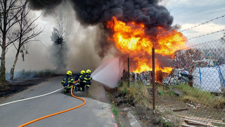 FOTOGALERIE: Požár plastů na Přerovsku zaměstnal deset jednotek hasičů