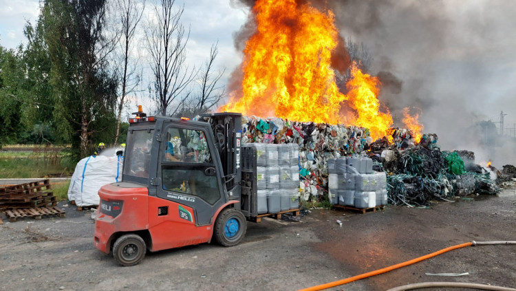 FOTOGALERIE: Požár plastů na Přerovsku zaměstnal deset jednotek hasičů