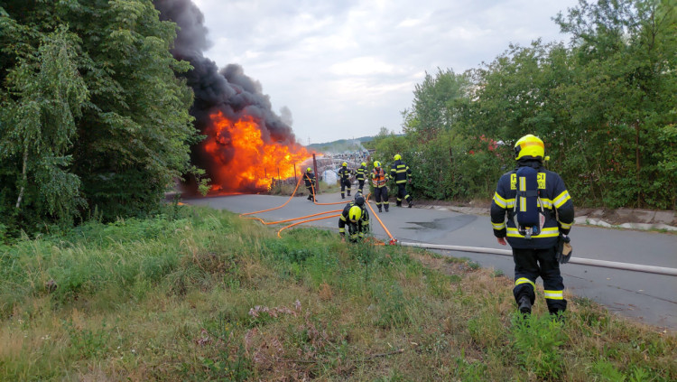 FOTOGALERIE: Požár plastů na Přerovsku zaměstnal deset jednotek hasičů
