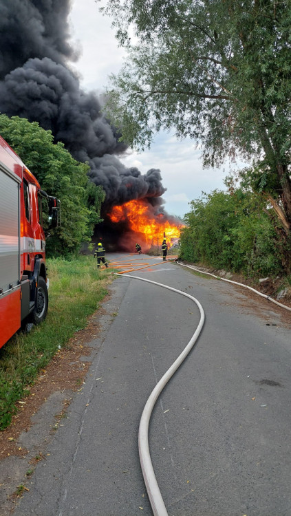 FOTOGALERIE: Požár plastů na Přerovsku zaměstnal deset jednotek hasičů