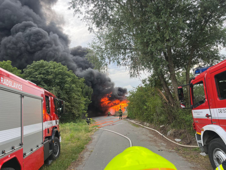 FOTOGALERIE: Požár plastů na Přerovsku zaměstnal deset jednotek hasičů