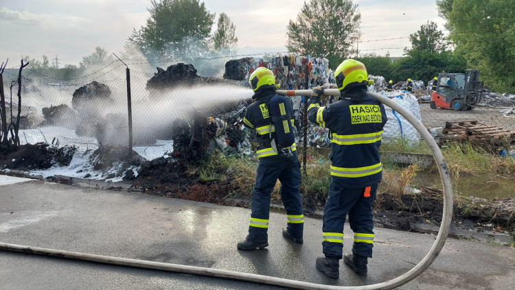 FOTOGALERIE: Požár plastů na Přerovsku zaměstnal deset jednotek hasičů