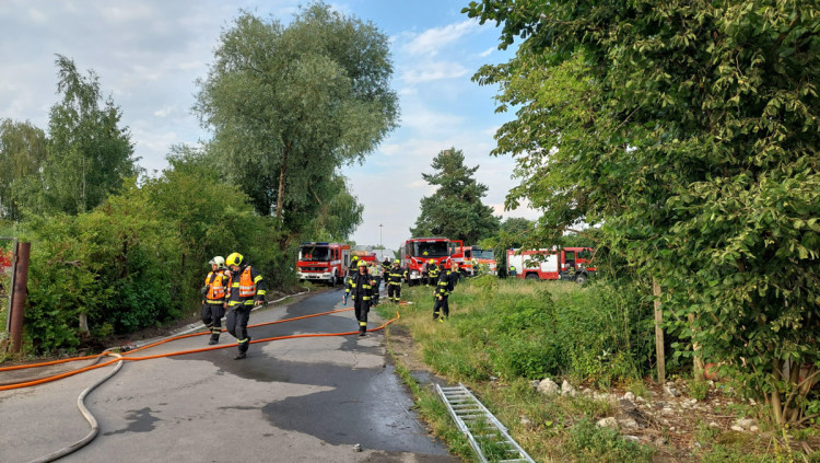 FOTOGALERIE: Požár plastů na Přerovsku zaměstnal deset jednotek hasičů