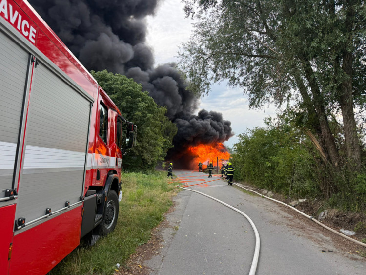 FOTOGALERIE: Požár plastů na Přerovsku zaměstnal deset jednotek hasičů
