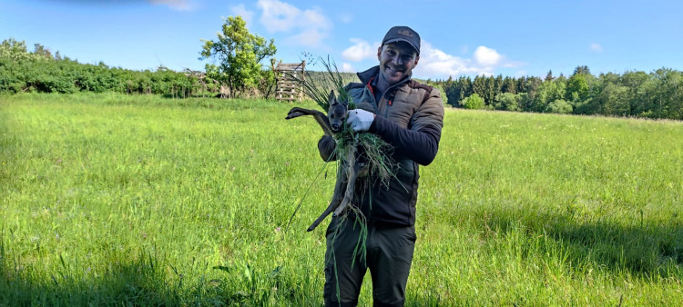 Letos jsme zachránili 111 srnčat před sečí, popisuje myslivec Roman Okrouhlý