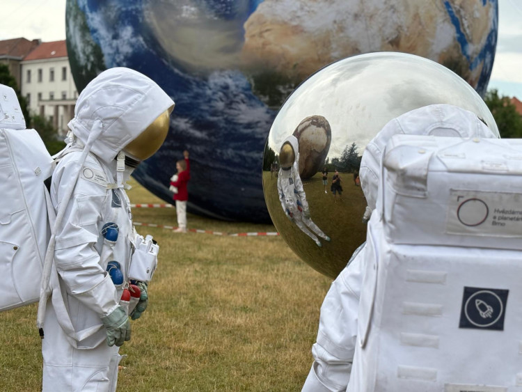 FOTOGALERIE: Vesmír v Brně. Na Kraví hoře vystavují obří planety