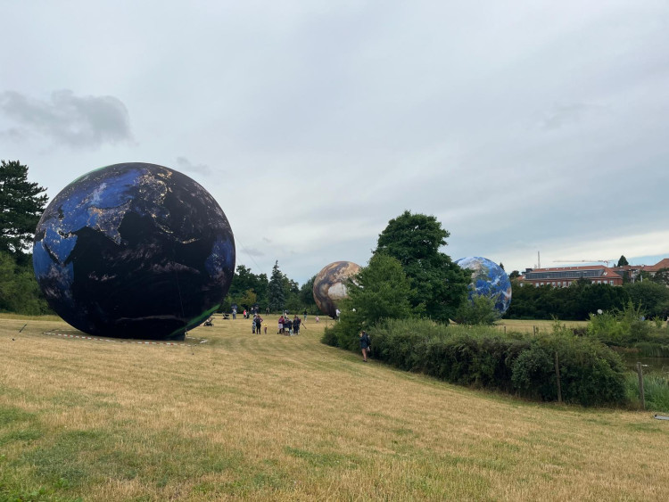 FOTOGALERIE: Vesmír v Brně. Na Kraví hoře vystavují obří planety