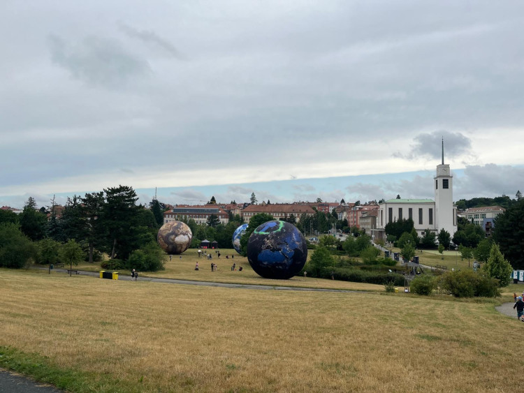 FOTOGALERIE: Vesmír v Brně. Na Kraví hoře vystavují obří planety