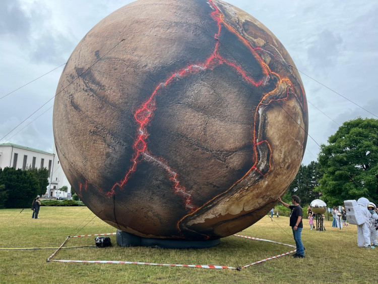 FOTOGALERIE: Vesmír v Brně. Na Kraví hoře vystavují obří planety