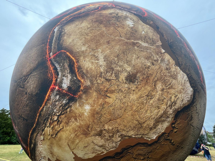 FOTOGALERIE: Vesmír v Brně. Na Kraví hoře vystavují obří planety