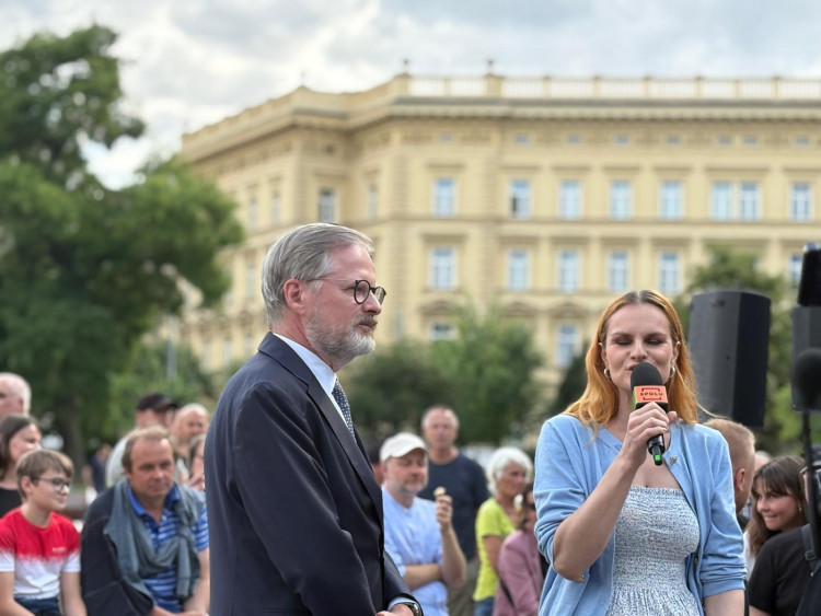 FOTOGALERIE: Klobásy i rvačka mezi aktivisty. Fialova grilovačka v Brně se vyostřila