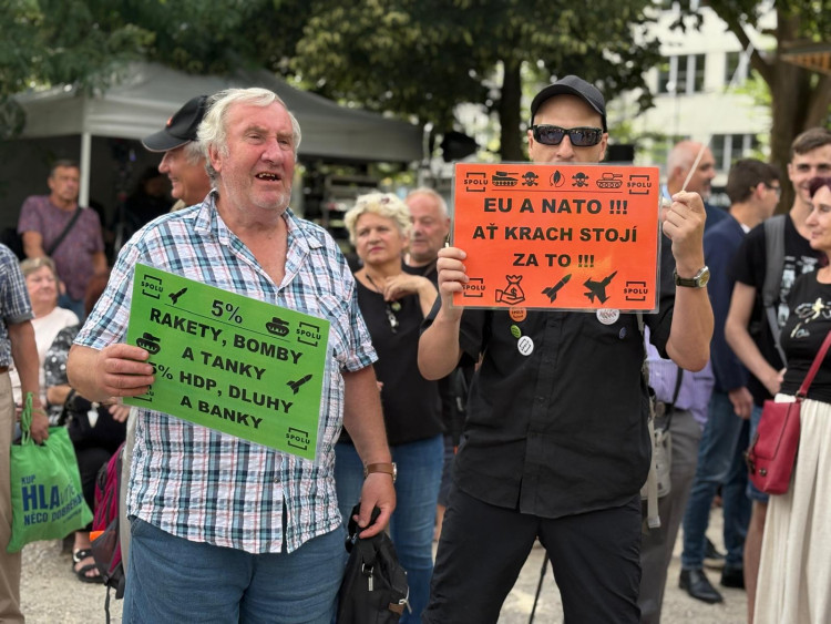 FOTOGALERIE: Klobásy i rvačka mezi aktivisty. Fialova grilovačka v Brně se vyostřila