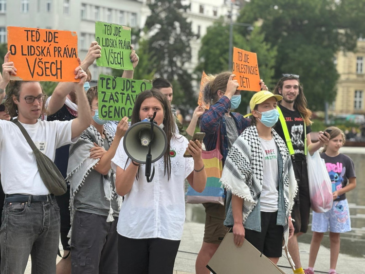 FOTOGALERIE: Klobásy i rvačka mezi aktivisty. Fialova grilovačka v Brně se vyostřila