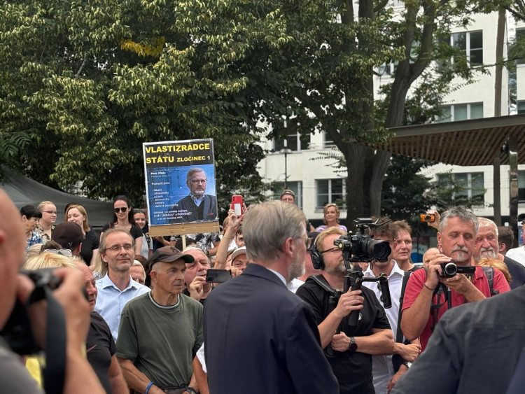 FOTOGALERIE: Klobásy i rvačka mezi aktivisty. Fialova grilovačka v Brně se vyostřila