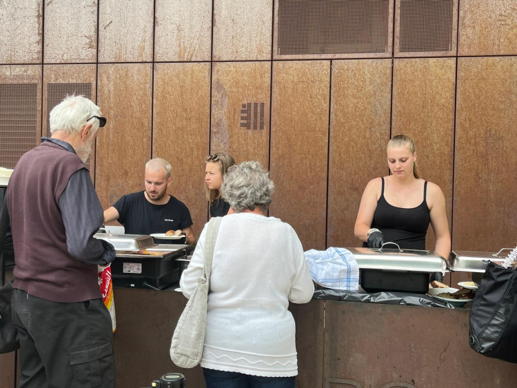 FOTOGALERIE: Klobásy i rvačka mezi aktivisty. Fialova grilovačka v Brně se vyostřila
