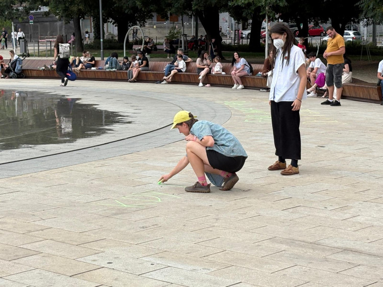 FOTOGALERIE: Klobásy i rvačka mezi aktivisty. Fialova grilovačka v Brně se vyostřila