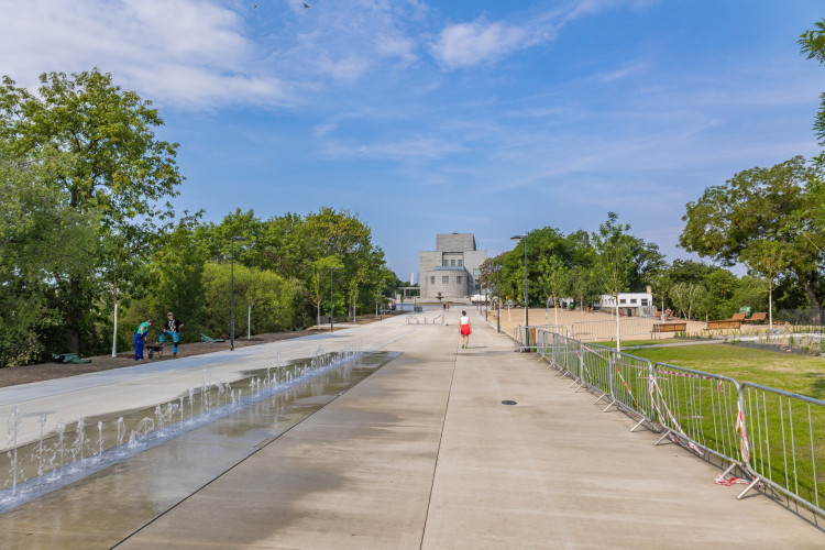 FOTOGALERIE: Vítkov prokoukl. Nevzhledné parkoviště nahradily fontány a stromořadí