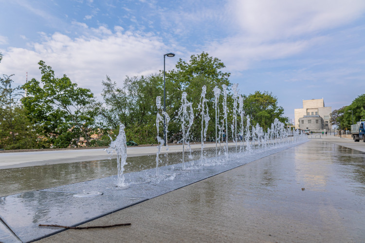 FOTOGALERIE: Vítkov prokoukl. Nevzhledné parkoviště nahradily fontány a stromořadí