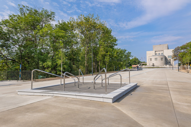 FOTOGALERIE: Vítkov prokoukl. Nevzhledné parkoviště nahradily fontány a stromořadí