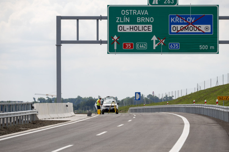 FOTOGALERIE: Rekonstrukce i nová stavba. D35 mezi Olomoucí a Litovlí prochází změnou