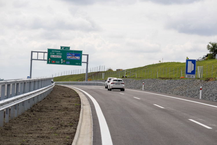 FOTOGALERIE: Rekonstrukce i nová stavba. D35 mezi Olomoucí a Litovlí prochází změnou