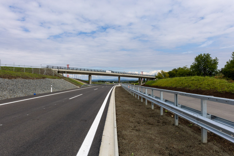 FOTOGALERIE: Rekonstrukce i nová stavba. D35 mezi Olomoucí a Litovlí prochází změnou