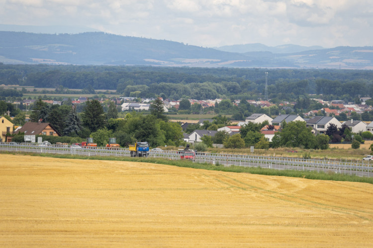FOTOGALERIE: Rekonstrukce i nová stavba. D35 mezi Olomoucí a Litovlí prochází změnou