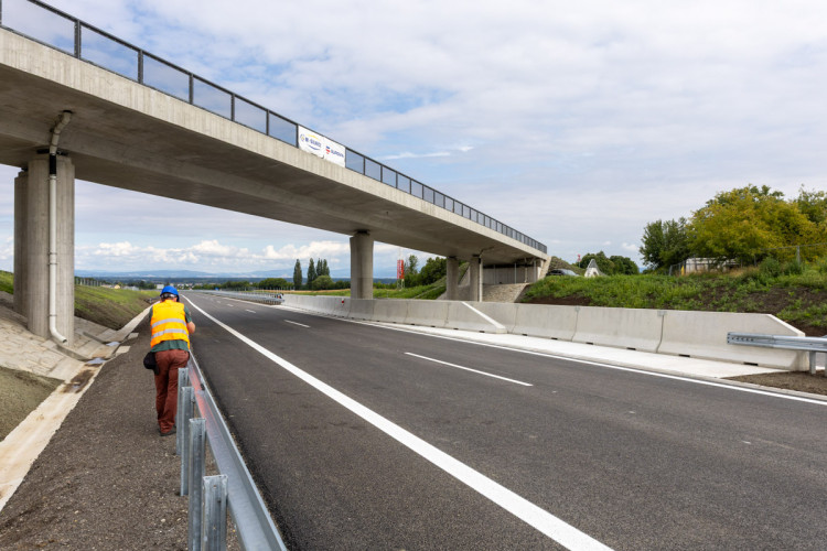 FOTOGALERIE: Rekonstrukce i nová stavba. D35 mezi Olomoucí a Litovlí prochází změnou
