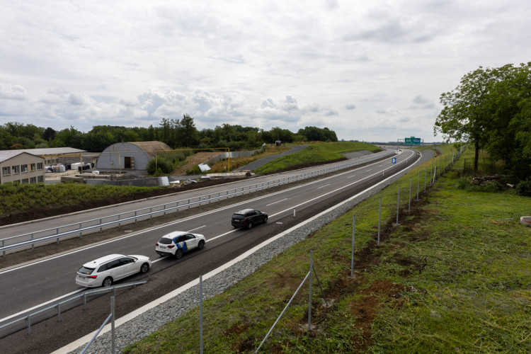 FOTOGALERIE: Rekonstrukce i nová stavba. D35 mezi Olomoucí a Litovlí prochází změnou