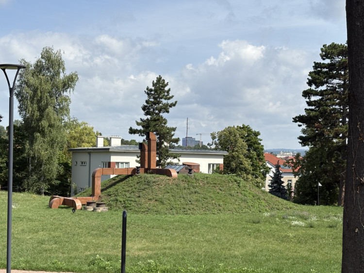 FOTOGALERIE: Sochy v Brně proměnily okolí Žlutého kopce v galerii