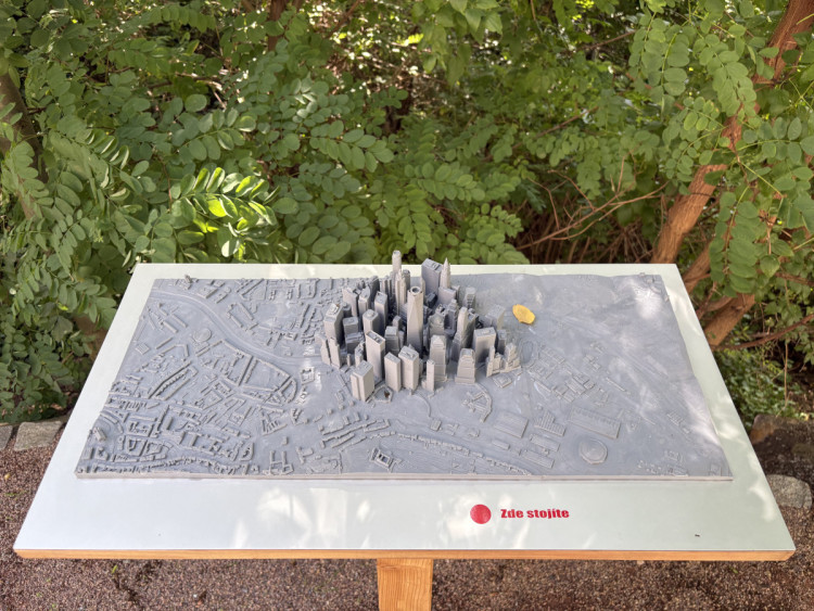 FOTOGALERIE: Sochy v Brně proměnily okolí Žlutého kopce v galerii