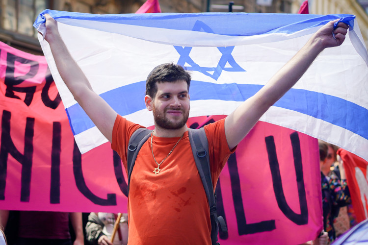 FOTOGALERIE: Prahou prošel průvod Prague Pride. Účastnil se Lipavský, Hřib i velvyslanci