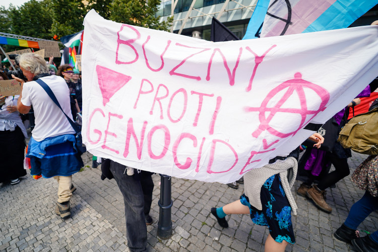 FOTOGALERIE: Prahou prošel průvod Prague Pride. Účastnil se Lipavský, Hřib i velvyslanci