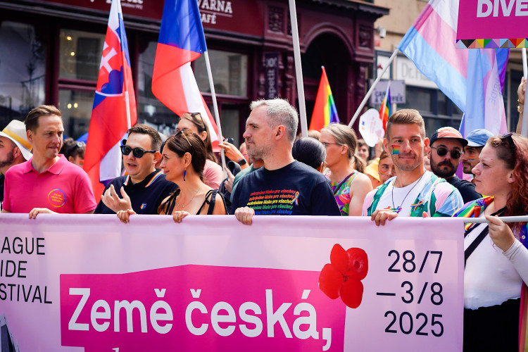 FOTOGALERIE: Prahou prošel průvod Prague Pride. Účastnil se Lipavský, Hřib i velvyslanci