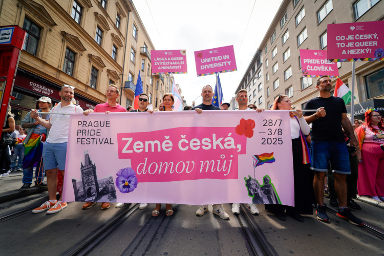FOTOGALERIE: Prahou prošel průvod Prague Pride. Účastnil se Lipavský, Hřib i velvyslanci