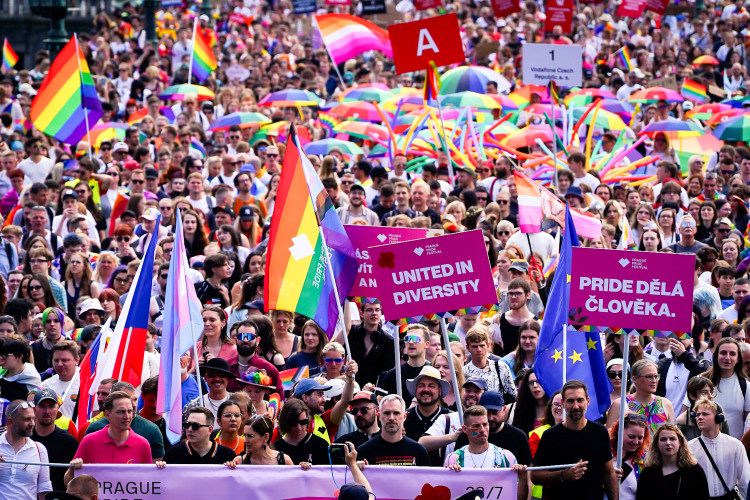 FOTOGALERIE: Prahou prošel průvod Prague Pride. Účastnil se Lipavský, Hřib i velvyslanci