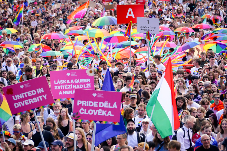 FOTOGALERIE: Prahou prošel průvod Prague Pride. Účastnil se Lipavský, Hřib i velvyslanci
