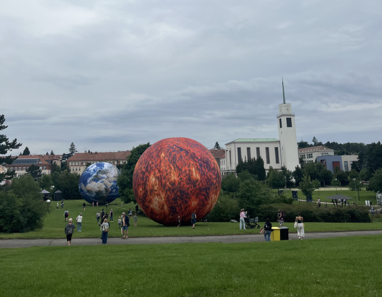 FOTOGALERIE: Vesmír uprostřed Brna. Na Kraví hoře vystavují obří planety