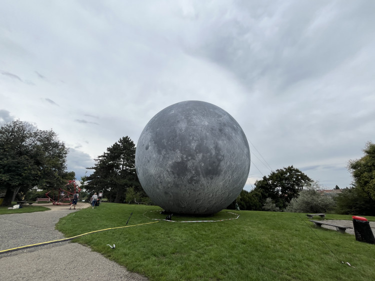 FOTOGALERIE: Vesmír uprostřed Brna. Na Kraví hoře vystavují obří planety