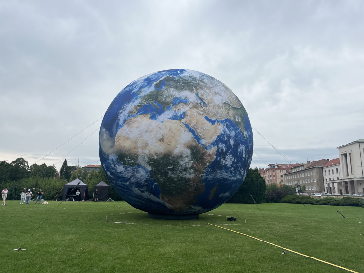 FOTOGALERIE: Vesmír uprostřed Brna. Na Kraví hoře vystavují obří planety