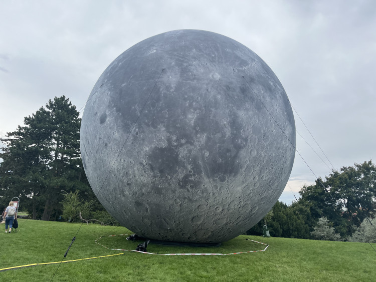 FOTOGALERIE: Vesmír uprostřed Brna. Na Kraví hoře vystavují obří planety