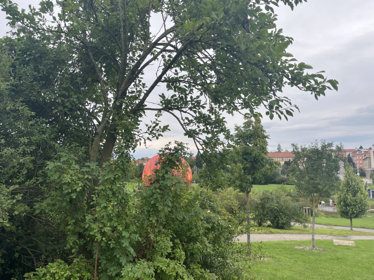 FOTOGALERIE: Vesmír uprostřed Brna. Na Kraví hoře vystavují obří planety